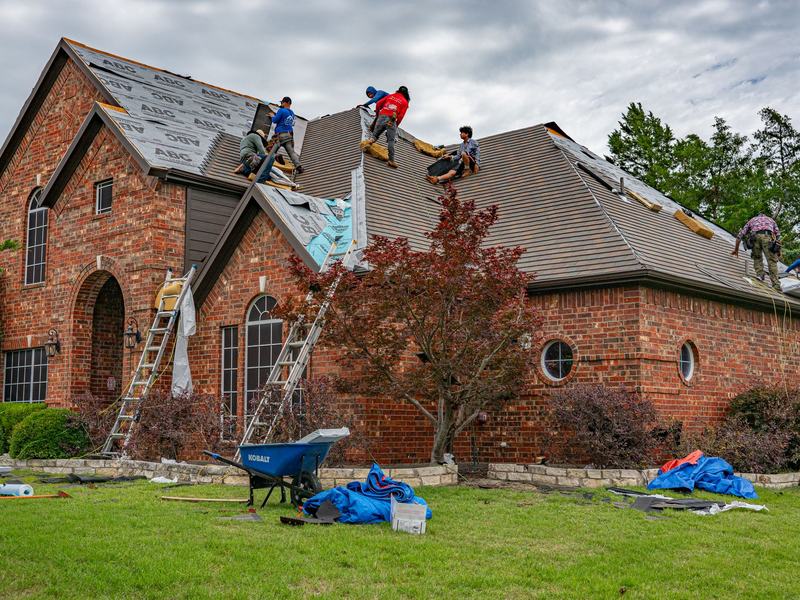 Roofing crew working near Sioux Falls